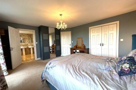 Master Bedroom With Dressing Rm/ En-suite 591