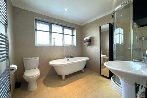 Family Bathroom 560