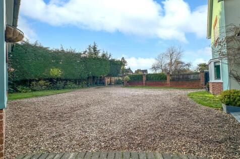 Substantial Gated Driveway 738