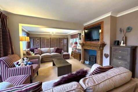 Large Dual-Aspect Living Room 814