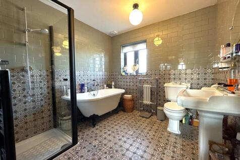 Stunning Four-Piece Bathroom 954