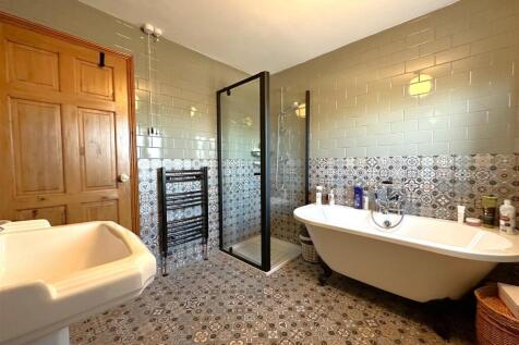 Luxurious Modern Bathroom 957