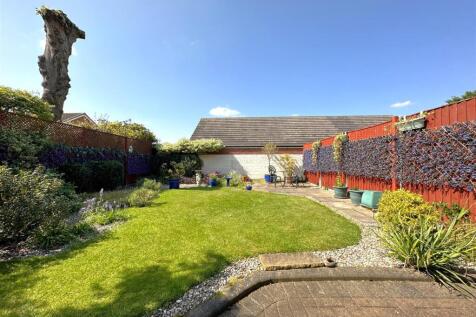 Lovely Landscaped Garden 074