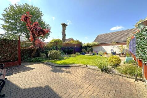Well-Appointed Private Garden 069