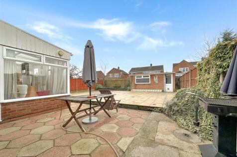 Generous Low-Maintenance Garden 789