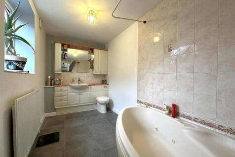 En-Suite Bathroom 695