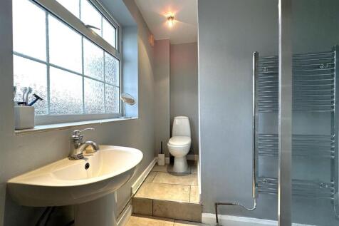 Three-Piece Shower Room 674