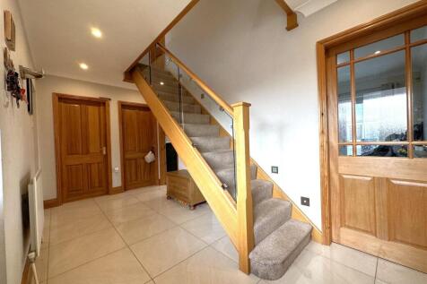 Inviting Hallway Up To First Floor 192