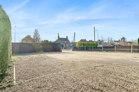 Extensive MULTI-CAR Driveway 68bb