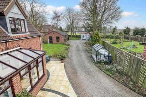 Beautifully Landscaped Garden 780