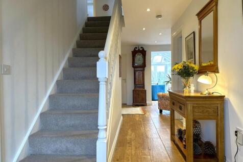 Inviting Entrance Hall 833