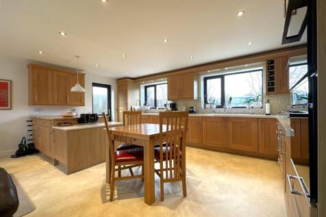 Extensive Kitchen 863