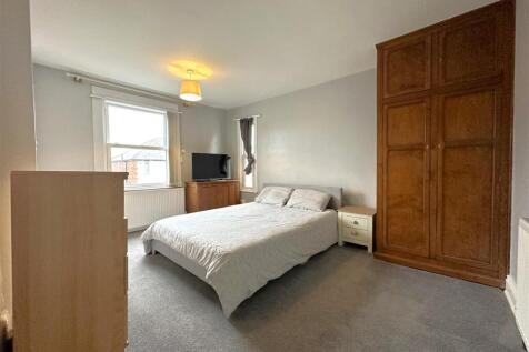 Dual-Aspect Master Bedroom 946
