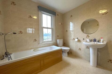 Sizeable Bathroom 971