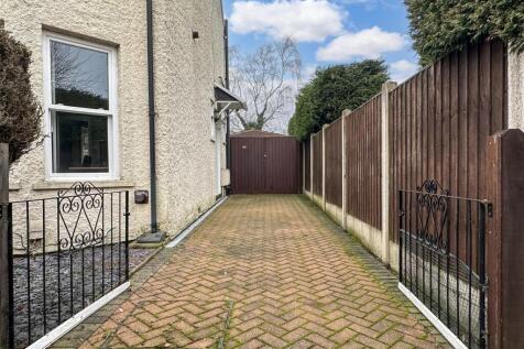 Gated Block Paved Driveway 030