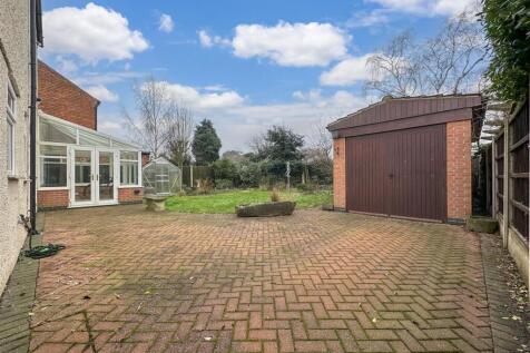 Detached Garage &amp; Rear Garden 057