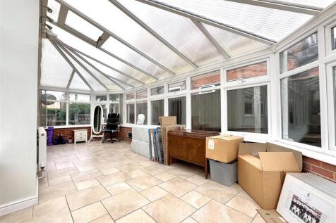 Sizeable Conservatory Space 732