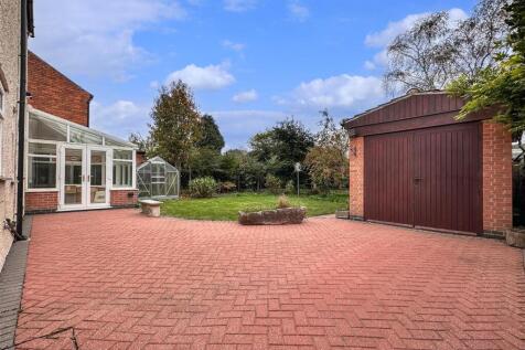 Generous Garden &amp; Garage 767