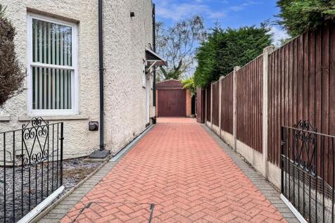 Gated Block Paved Driveway 755