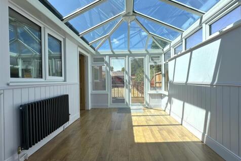 Delightful Garden Room 979