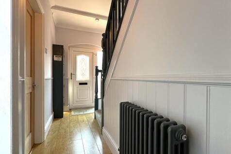 Inviting Entrance Hall 985