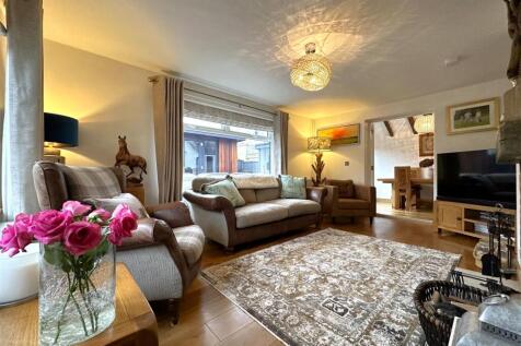 Spacious Lounge 561