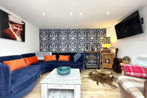 Internal: Home Office/ Entertainment Space 590