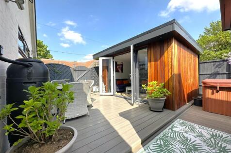 Lovely low-Maintenance Garden 119