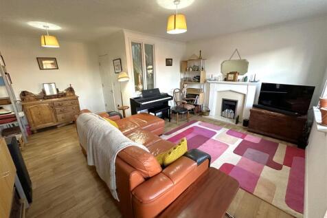 Generous First Floor Living Space 967