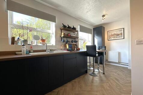 Well-Appointed Dining Kitchen 981