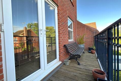 Lovely First Floor Balcony 974