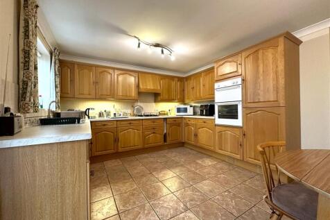 Spacious Dining Kitchen 684