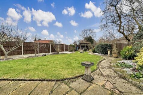 Generous Private Garden 740