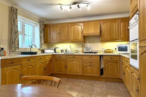 Extensive Fitted Kitchen 692