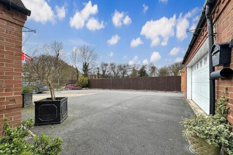 Extensive Driveway &amp; Integral Double Garage 783
