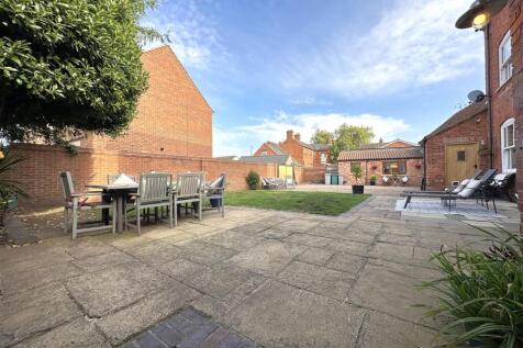 Generous Wall Enclosed Garden 506
