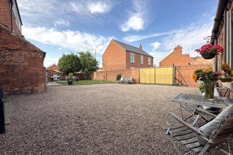 Extensive Electric Gated/ Gravelled Driveway 524