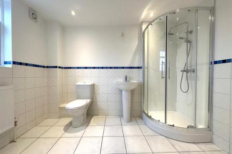 Large En-Suite Shower Room