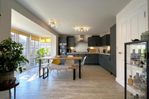 Generous OPEN-PLAN Family Kitchen 340
