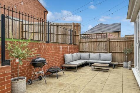 Extensive Paved Seating Area 641