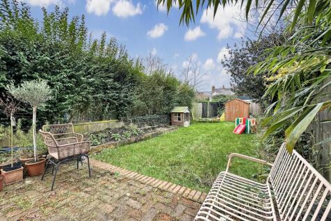 Well-Appointed Rear Garden 877