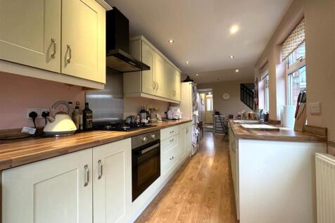 Well-Appointed Kitchen 835