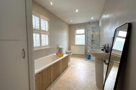 Spacious Bathroom 869