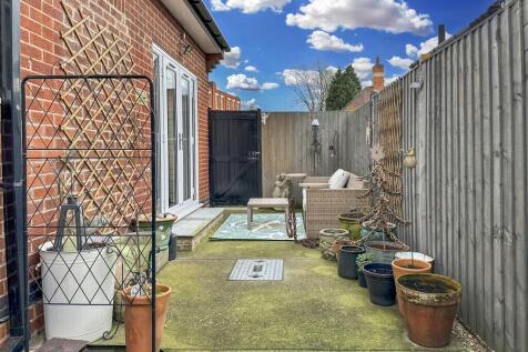 Low-Maintenance Courtyard 087