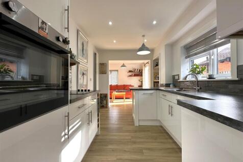 Well-Appointed Modern Kitchen 068