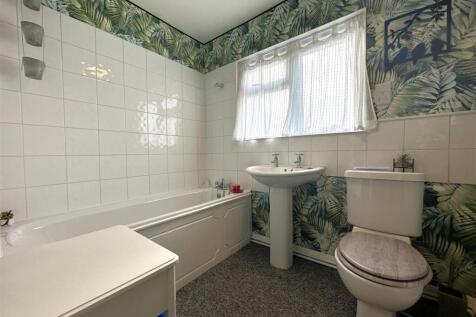 First Floor Bathroom 027