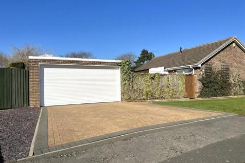 Detached Double Garage &amp; Block Paved Driveway 548