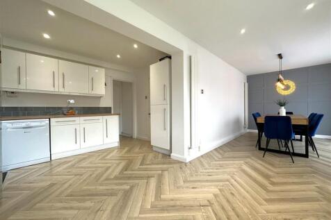 Open-Plan Family-Sized Kitchen 740