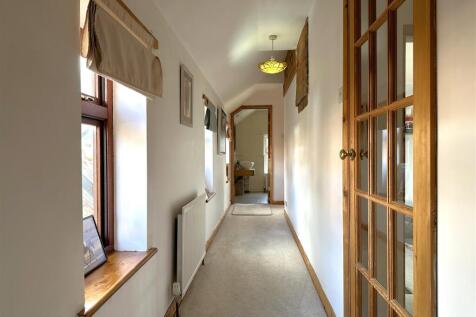 Bright &amp; Airy First Floor Landing 927