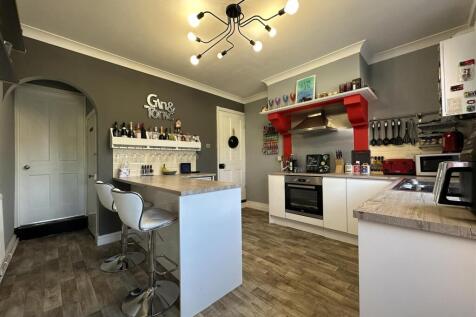 Spacious Dining Kitchen 309